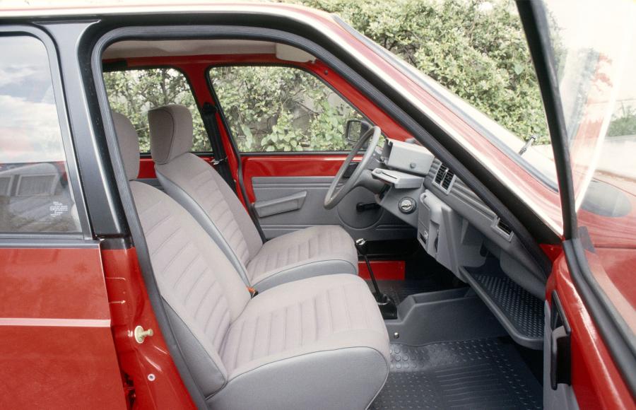 Интерьер Citroen Visa 11 E 1983 года  (фото 4 из 11)